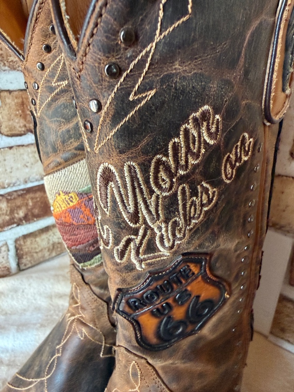 Old Gringo Brown kicks on route 66 - Picture 9 of 13